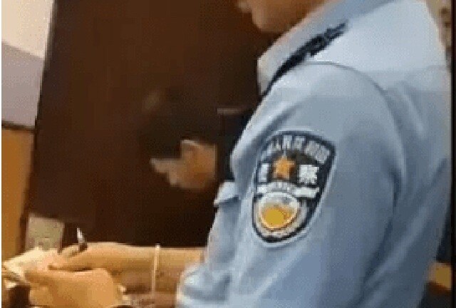 Tìm máy sấy trong khách sạn, người phụ nữ giật mình khi thấy thứ bên trong tủ đầu giường