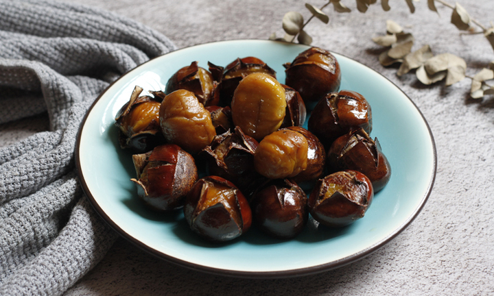 Cách làm hạt dẻ rang mật ong béo bùi ăn Tết, khách đến nhà thi nhau hỏi công thức