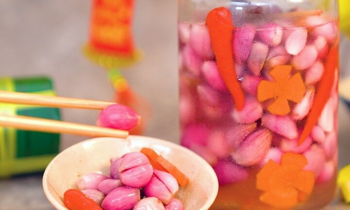 Cách muối dưa hành giòn ngon cho bữa cơm ngày Tết