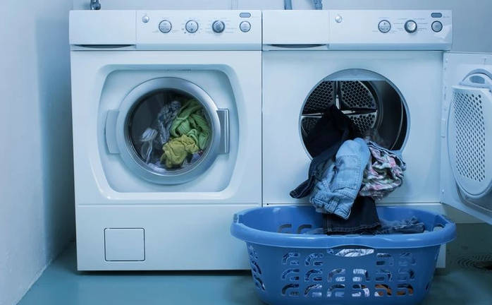 Con gái 3 tuổi đột nhiên mất tích, ông bố sốc nặng khi đi đến chỗ mát giặt
