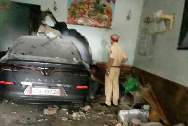 Ô tô lao vào nhà dân tông chết người đàn ông đang ngủ