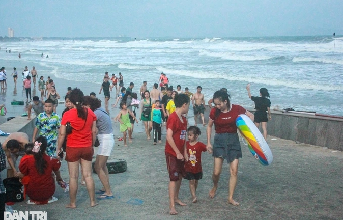 Biển Vũng Tàu chiều mùng 3 Tết: Xuất hiện sóng lớn, còi cảnh báo hú liên tục