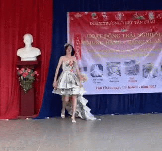 Clip trình diễn trang phục tái chế của các nữ sinh THPT gây sốt mạng