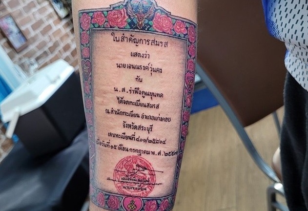 Quá yêu vợ, người đàn ông xăm giấy đăng ký kết hôn lên tay để làm quà dịp lễ tình nhân