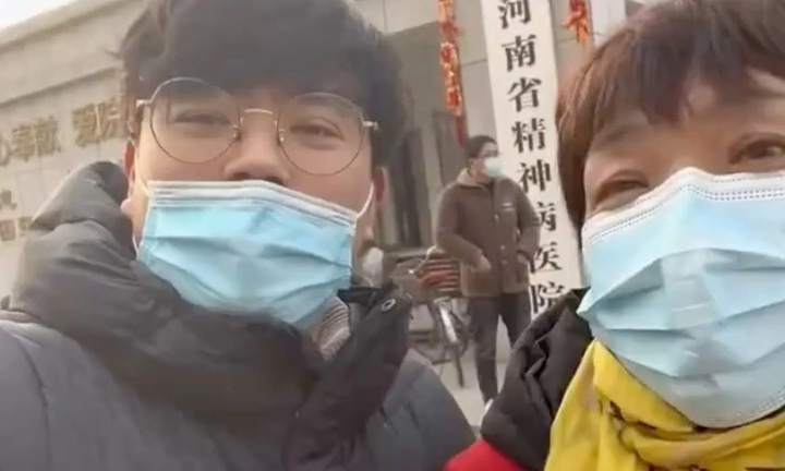 Con trai 38 tuổi bị mẹ đưa đi khám tâm thần vì mãi chưa chịu lấy vợ