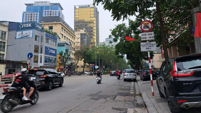 Xem xét dỡ bỏ biển cấm taxi, xe hợp đồng dưới 9 chỗ trên một số tuyến phố Hà Nội