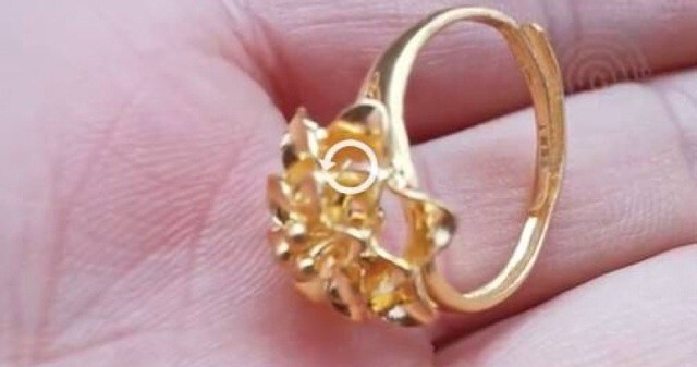 Bé trai mẫu giáo tặng bạn gái cùng lớp một chiếc nhẫn, cô giáo giật mình khi nhìn kỹ món đồ