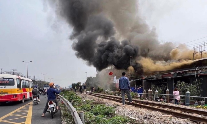 Hà Nội: Cháy dãy nhà cấp 4 cạnh đường sắt ở Gia Lâm