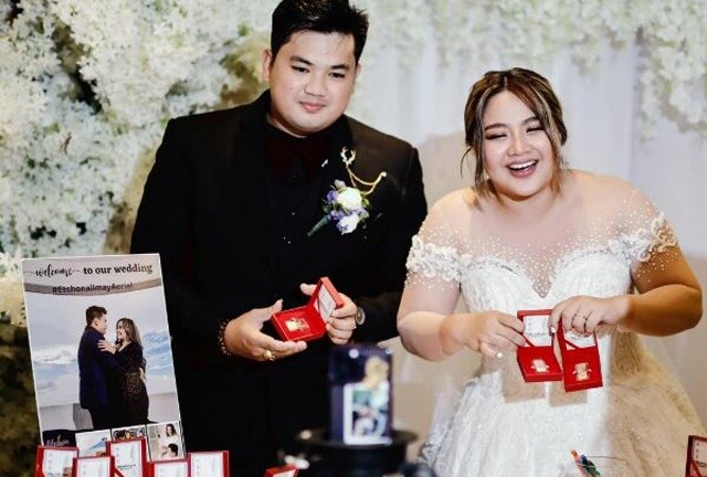 Cô dâu chú rể tặng 100 miếng vàng cho khách mời đến dự đám cưới