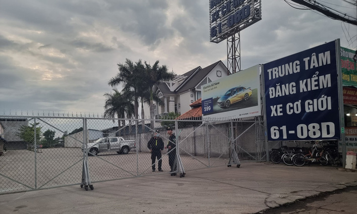 Công an phong tỏa, khám xét trung tâm đăng kiểm 61-08D tại Bình Dương