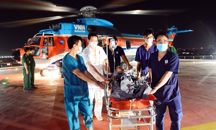Trực thăng đưa bệnh nhân bị đột quỵ từ Trường Sa về đất liền điều trị