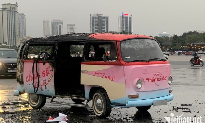 Hà Nội: Ô tô bốc cháy ngùn ngụt trước SVĐ Mỹ Đình