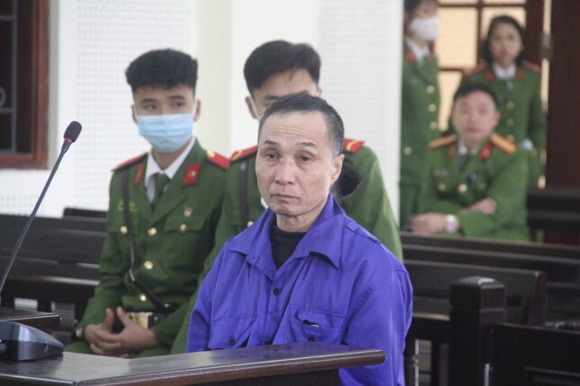 Người đàn ông dùng súng tự chế bắn vợ tử vong bật khóc tại toà