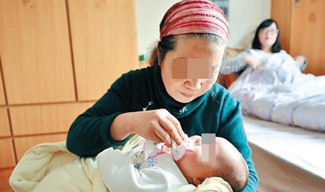 Chăm cháu ngoại nhiều tháng không nghỉ ngơi, người bà tức giận nói một câu khiến con gái giật mình