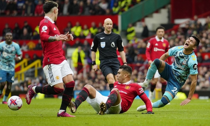 MU không kháng cáo, Casemiro bị cấm thi đấu 4 trận sau thẻ đỏ