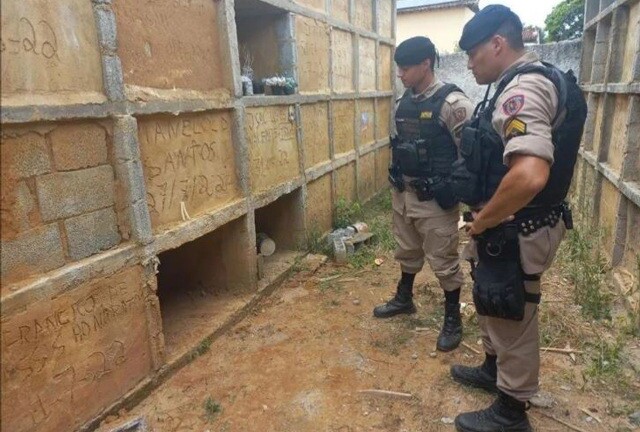 Nghe tiếng động lạ trong ngôi mộ, hai người đàn ông đào lên và phát hiện sự thật khó tin