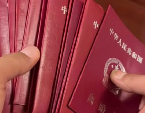 Đăng tải hình ảnh 8 lần ly hôn, người đàn ông gây xôn xao mạng xã hội