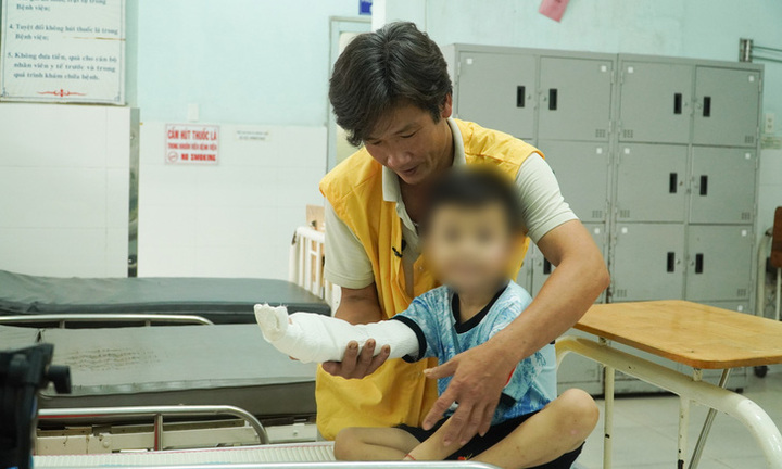 Bé trai 5 tuổi bị đứt lìa bàn tay sau tai nạn giao thông