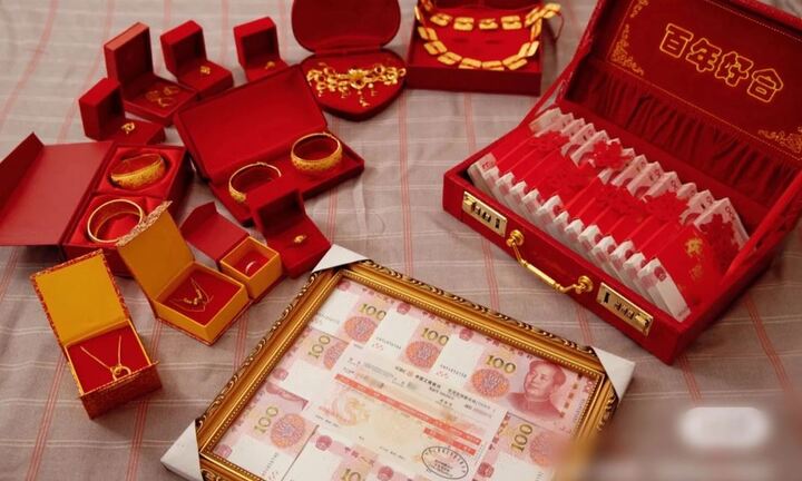 Chồng đòi lại sính lễ vì nghiện cờ bạc, vợ làm ngay một hành động để được giải thoát