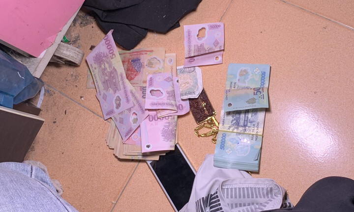 Bắt nhóm thanh niên trộm dây chuyền vàng 400 triệu đồng