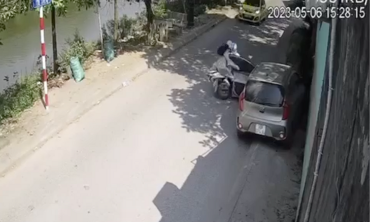 Hà Nội: Mở cửa ô tô bất cẩn khiến 2 người đi xe máy thương vong