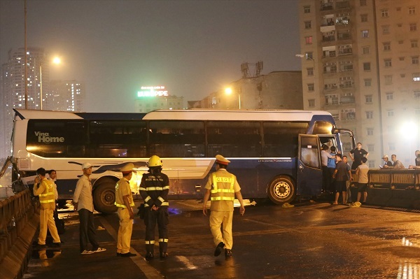 Hà Nội: Ô tô khách 45 chỗ gặp sự cố, suýt văng khỏi đường vành đai 3 trên cao