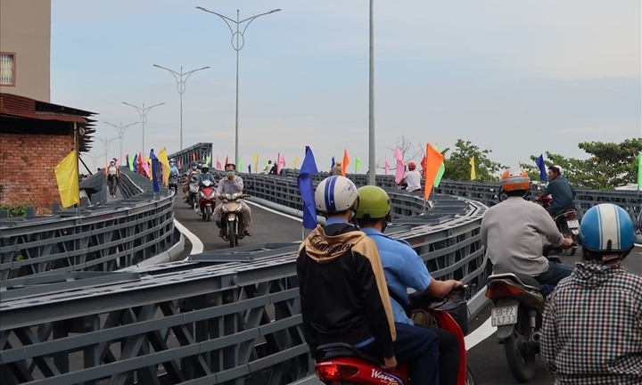 Cấm tất cả ô tô qua cầu thép An Phú Đông sau vụ sà lan tông trụ cầu