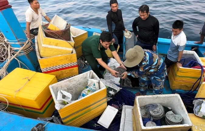 Quảng Ngãi: Tạm giữ nhiều đồ gốm nghi cổ vật