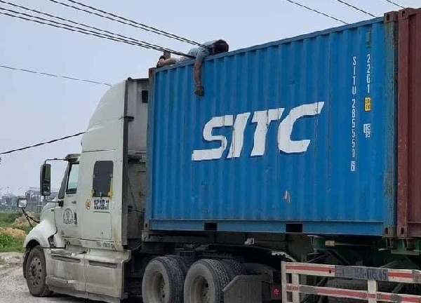 Bắc Ninh: Gỡ thùng xe container vướng dây diện, tài xế bị điện giật tử vong tại chỗ