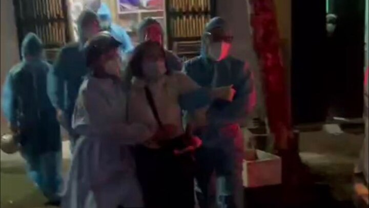 Bắc Giang: Cưỡng chế người phụ nữ là F1 không chịu đi cách ly tập trung