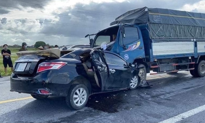 Vụ tai nạn khiến 3 người chết ở Hưng Yên: Chiếc xe con đã lấn làn 