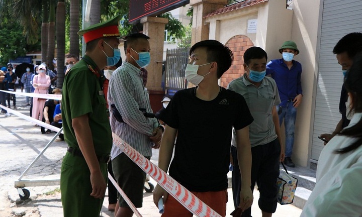 Hà Nội: Dừng lấy mẫu xét nghiệm COVID-19 sau cảnh người dân chen lấn xếp hàng