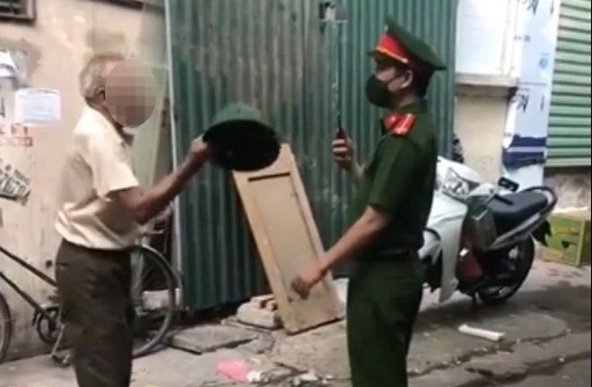 Hà Nội: Bị nhắc không đeo khẩu trang, cụ ông dùng mũ cối đập vào mặt công an