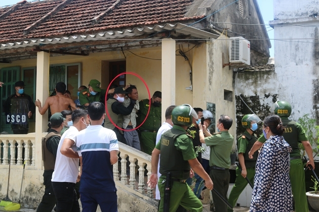 Nóng: Giám đốc công an tỉnh Nam Định trực tiếp chỉ đạo giải cứu cô gái bị bố đẻ khống chế làm con tin