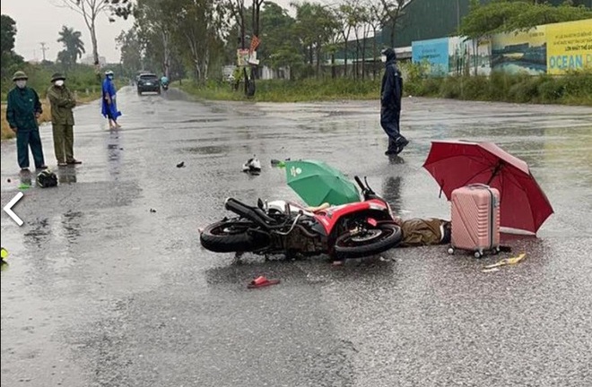 Hà Nội: Đôi nam nữ đi xe máy nghi bị sét đánh tử vong