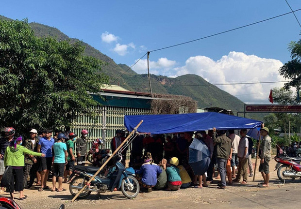 Xe chở học sinh bị rơi cánh cửa khiến 4 em văng ra ngoài, 1 em tử vong thương tâm