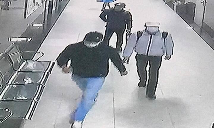 Hà Nội: Cảnh sát trích camera truy tìm 3 kẻ lạ mặt xịt hơi cay, trói chủ nhà cướp điện thoại