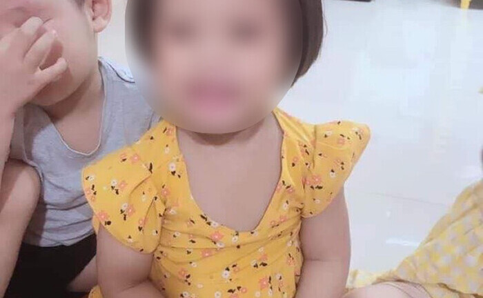 Nóng: Bàn giao nhân tình của mẹ bé gái nghi bị ghim đinh vào đầu cho phòng cảnh sát hình sự