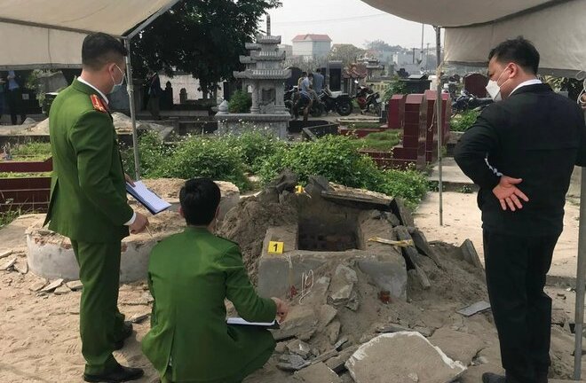 Mộ cụ ông 85 tuổi ở Hà Nội bị đào bới, đập phá