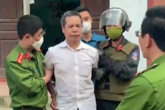 Hà Nam: Khống chế người tấn công cán bộ xã, cố thủ trong nhà