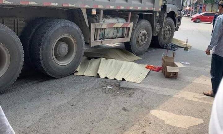 Hà Nội: Va chạm xe 'hổ vồ', 3 mẹ con đi xe máy tử vong thương tâm