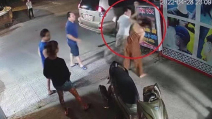 Vụ Phó Công an phường ở Cao Bằng đánh phụ nữ: Nửa đêm bác sĩ “điều” công an?