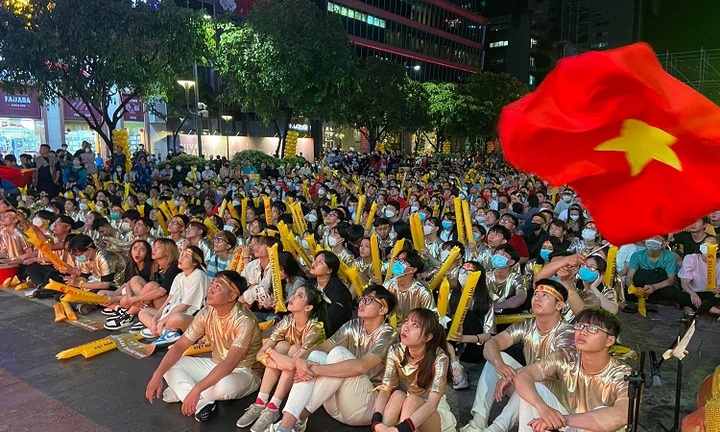 Cổ động viên “cháy hết mình” trên phố đi bộ cổ vũ trận bán kết Việt Nam – Malaysia