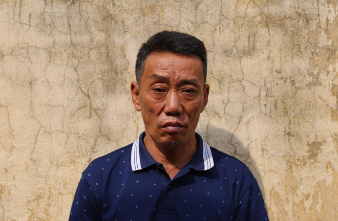 Chồng cầm súng trong tay, tẩm xăng vào người doạ giết vợ