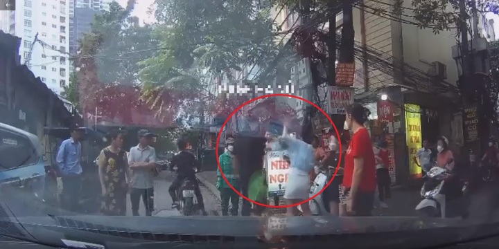 Công an vào cuộc điều tra vụ nữ tài xế bị hành hung sau va chạm giao thông