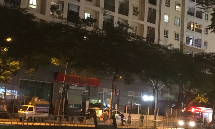 Hà Nội: Người đàn ông rơi từ tầng cao chung cư, mắc vào hàng rào