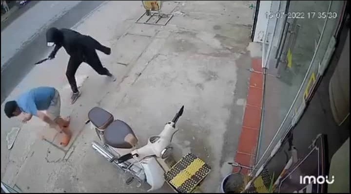 Hà Nội: Điều tra vụ người đàn ông bị 1 đối tượng bịt mặt chém lìa chân khi đang đi trên đường