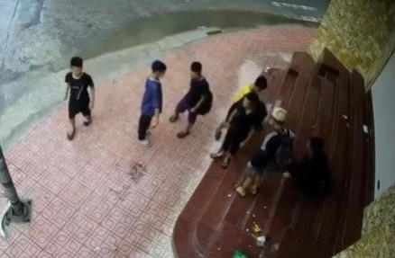Hà Nội: Truy tìm nhóm đối tượng đâm người đi bộ để cướp tài sản