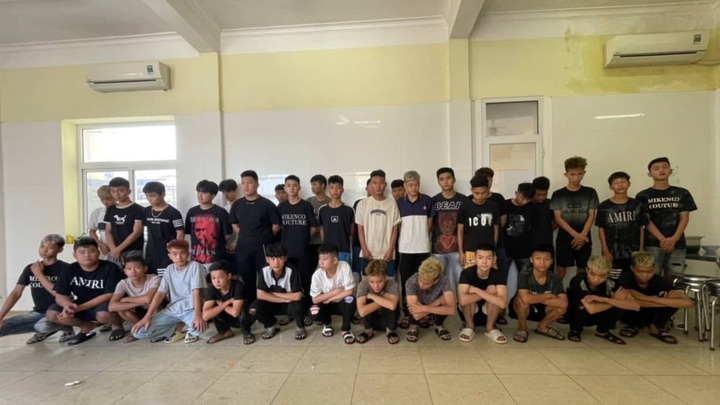 Hà Nội: Nhóm thanh niên hỗn chiến kinh hoàng bằng giáo mác, súng và bom xăng giữa đêm