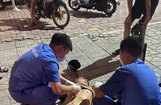Hà Nội: Điều tra vụ nam thanh niên bị đâm gục giữa phố, bạn gái bị bắt lên ô tô